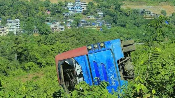 জাফলংয়ে পর্যটকবাহী বাস খাদে পড়ে ১০ জন আহত