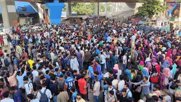 তিতুমীর কলেজকে বিশ্ববিদ্যালয় করার দাবিতে মহাখালীতে শিক্ষার্থীদের বিক্ষোভ