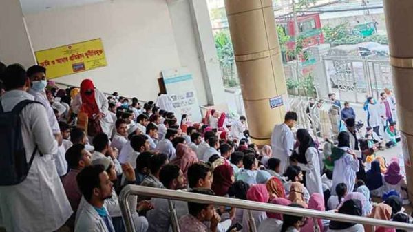 ফিজিওথেরাপি শিক্ষার্থীদের স্বাস্থ্য অধিদপ্তর ঘেরাও