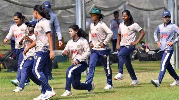 নারীরা ক্রিকেটে এগিয়ে