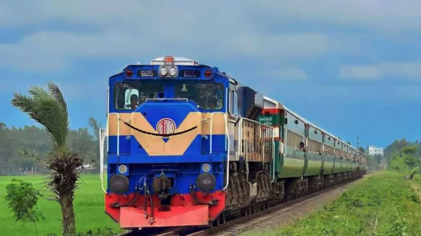 চলন্ত ট্রেনের নি‌চে ঝাঁপ