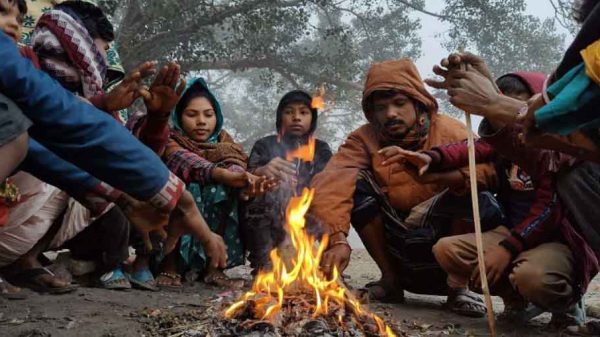 আগুন জ্বালিয়ে শীত নিবারণের চেষ্টা