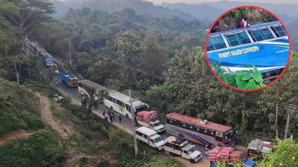আলুটিলায় উল্টে গেছে পর্যটকবাহী বাস
