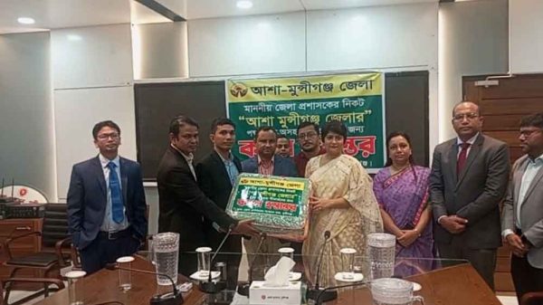 মুন্সীগঞ্জে আশা'র পক্ষ থেকে জেলা প্রশাসকের কাছে কম্বল হস্তান্তর