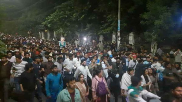 ঢাকা বিশ্ববিদ্যালয়ে ভারতীয় বাংলাদেশ হাইকমিশনে হামলার প্রতিবাদে উত্তাল