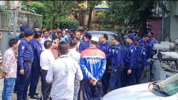 কর্মচারীদের জিম্মি করে ডিপিডিসির কার্যালয়ে ডাকাতি