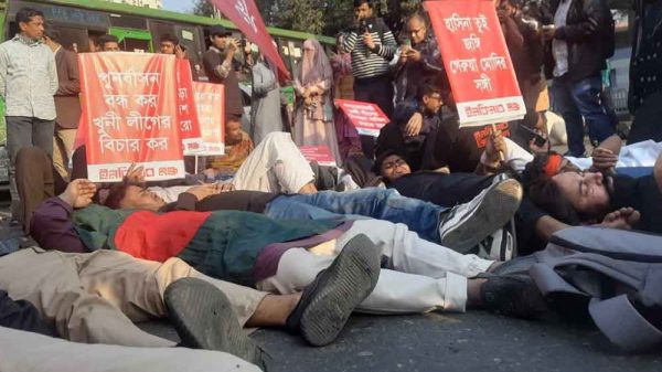 কাকরাইল মোড়ে তিন দফা দাবিতে ইনকিলাব মঞ্চের অবরোধ