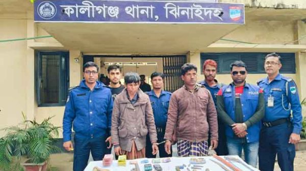 দেশীয় অস্ত্রসহ দুইজন আটক