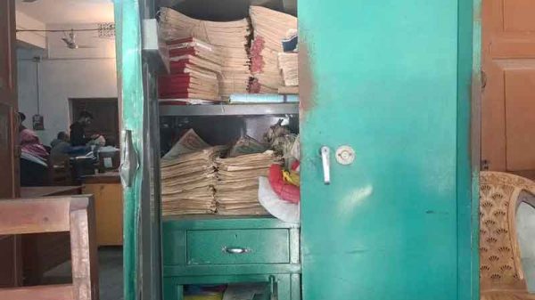 নিরাপত্তাকর্মীকে জিম্মি করে চার শতাধিক দলিল নাটকীয় ভাবে নিয়ে গেল দুর্বৃত্তরা