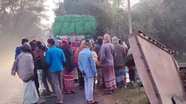পাবনার সাঁথিয়ায় নসিমনে ট্রাকের ধাক্কা