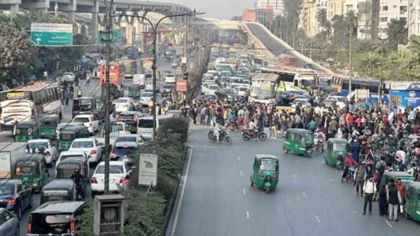 বনানীর সড়ক অবরোধ করলো শিক্ষার্থীরা