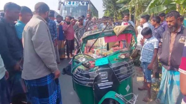 বাস-অটোরিকশা সংঘর্ষে ৫ জন নিহত