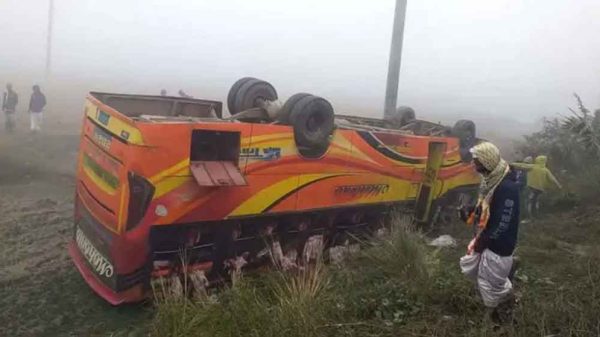 বাস-খাদে