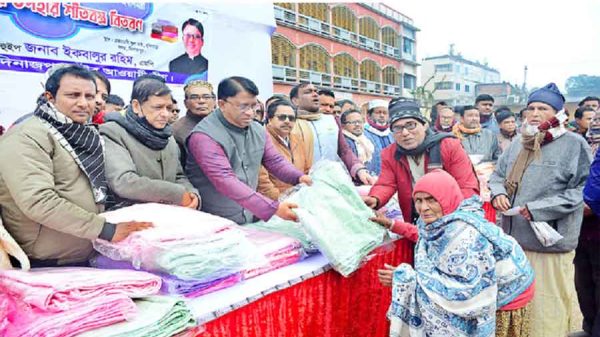 ভাণ্ডারিয়ায় শীতার্ত মানুষের মাঝে শীতবস্ত্র বিতরণ