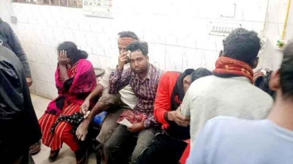 হবিগঞ্জ সংঘর্ষ, মসজিদের টাকা নিয়ে বিরোধ, টঙ্গিরঘাট গ্রাম সংঘর্ষ, শতাধিক আহত, হবিগঞ্জ জেলা খবর, মসজিদ উন্নয়ন বিরোধ, স্থানীয় সংঘাত, মসজিদের অর্থ নিয়ে মতবিরোধ, হবিগঞ্জ সদর খবর, গ্রামীণ সংঘর্ষ, সামাজিক বিরোধ, স্থানীয় মসজিদ কমিটি, হবিগঞ্জের তাজা খবর, দেশি অস্ত্রসহ সংঘর্ষ, পুলিশ প্রতিবেদন, হবিগঞ্জ মডেল থানা