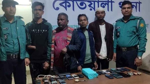 ১৮-টি-চোরাই-মোবাইল-ফোনসহ-৪-জন-গ্রেপ্তার