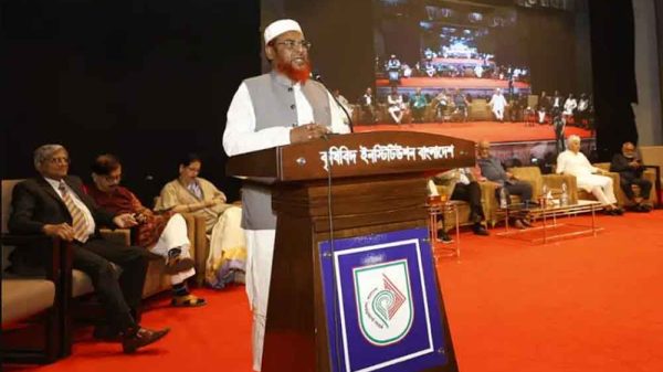 ‘ঐক্য কোন পথে’ শীর্ষক আলোচনা অনুষ্ঠানে বক্তৃতা করছেন জামায়াত নেতা মিয়া গোলাম পরওয়ার