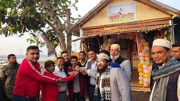 আহত ইমাম হোসেনের পাশে পিরোজপুরের জেলা প্রশাসক