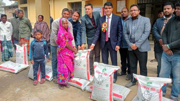 কাহারোলে ক্ষুদ্র নৃগোষ্ঠীর মাঝে বিনামূল্যে মুরগির খাদ্য বিতরণ করছেন উপজেলা নির্বাহী কর্মকর্তা ও প্রাণিসম্পদ দপ্তরের কর্মকর্তারা।