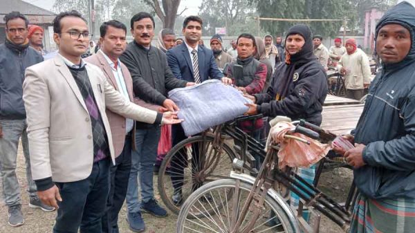 কাহারোলে ভ্যান চালকদের মধ্যে শীতবস্ত্র কম্বল বিতরণ