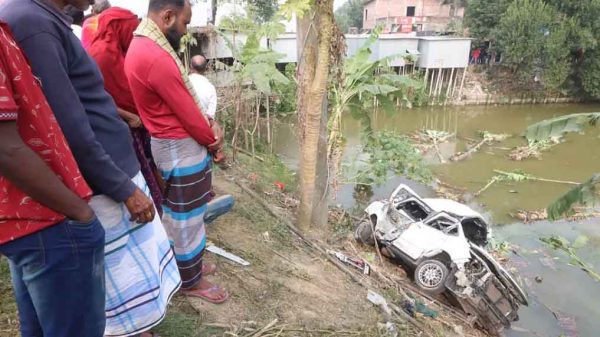 ট্রেনের সঙ্গে সংঘর্ষের পর মাইক্রোবাসটি ৫০ গজ দূরে পুকুরে পড়ে যায়। আজ মঙ্গলবার ফরিদপুর সদর উপজেলার গেরদা এলাকায়ছবি: আলীমুজ্জামান