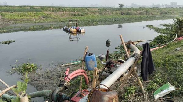 ড্রেজার বসিয়ে চলছে মাটি লুট