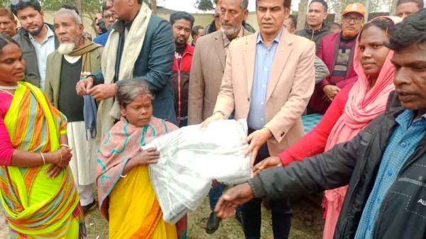 দেবীগ‌ঞ্জে আ‌দিবাসী‌দের মাঝে কম্বল বিতরণ