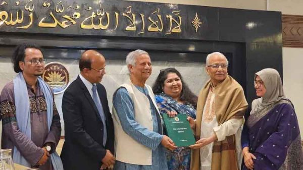 প্রধান উপদেষ্টা অধ্যাপক মুহাম্মদ ইউনূসের কাছে প্রতিবেদন দিচ্ছেন নির্বাচনব্যবস্থা সংস্কার কমিশনে
