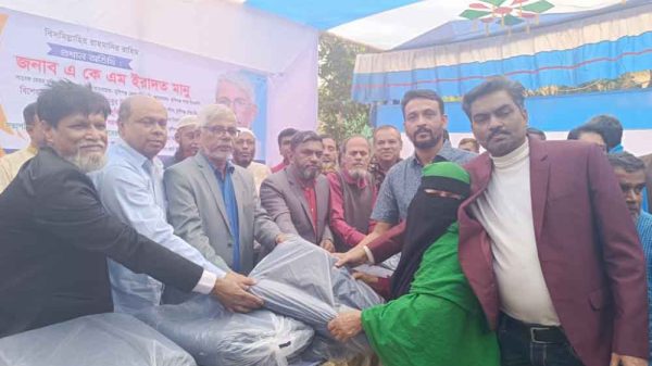 মুন্সীগঞ্জ শহর বিএনপির উদ্যোগে শীতার্তদের মাঝে শীতবস্ত্র বিতরণ