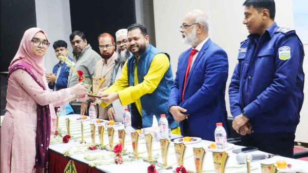 মেধাবী শিক্ষার্থীদের সংবর্ধনা