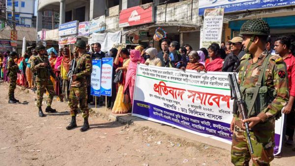 সাঁওতাল নারীকে মারধর ও বাড়িতে আগুন দেওয়ার প্রতিবাদে সমাবেশ