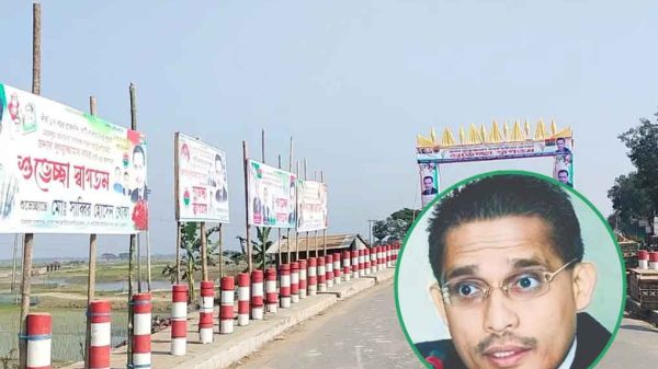 সাবেক স্বরাষ্ট্র প্রতিমন্ত্রী লুৎফুজ্জামান বাবরের আগমন উপলক্ষে নেত্রকোনায় বিভিন্ন সড়কে শুভেচ্ছা জানিয়ে তোরণ নির্মাণ করা হয়েছে।