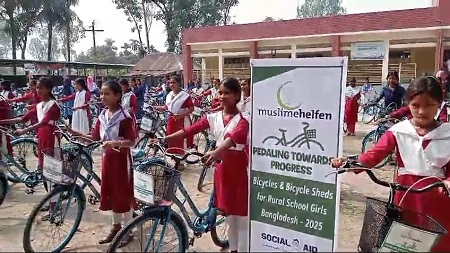 কাহারোল উপজেলায় বুলিয়া বাজার উচ্চ বিদ্যালয়ের সুবিধা বঞ্চিত মেধাবী ১০০ জন শিক্ষার্থীর মাঝে সাইকেল বিতরণ