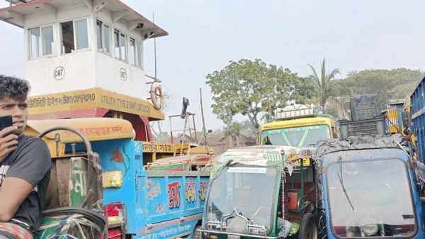 খুলনায় আওয়ামীলীগ নেতার ইজারা প্রাপ্ত ফেরিতে নিয়মের বালাই নাই। ঘাটে চলছে চাঁদাবাজি
