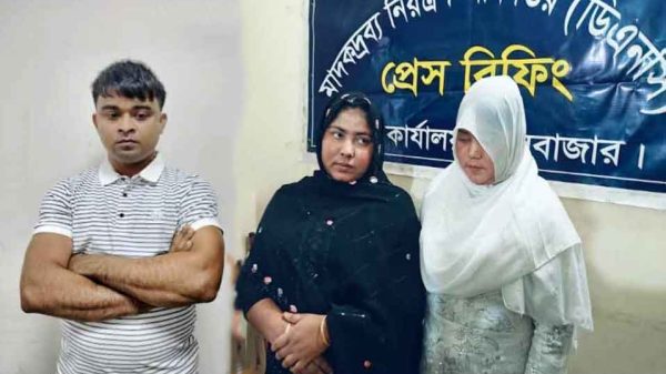 ইয়াবা বহন করে ঢাকায় পাচারের সময় দুই নারীকে আটক