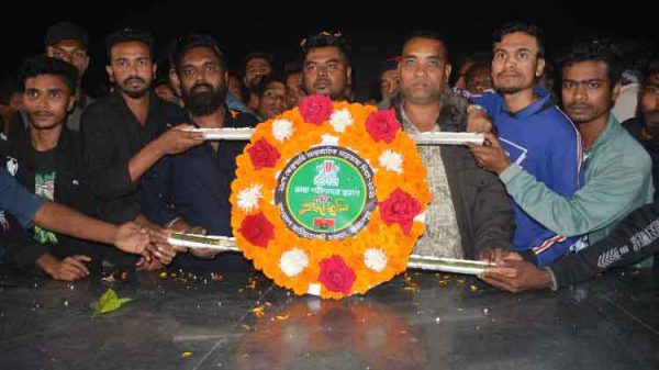এম শুভ পাঠানের নেতৃত্বে পুস্পস্তবক অর্পন