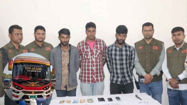 চলন্ত বাসে ডাকাতি ও যাত্রীদের যৌন হয়রানির মামলায় টাঙ্গাইলে গ্রেপ্তার আসামিরা