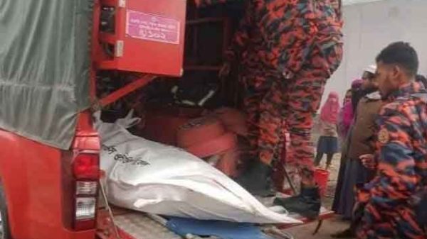 ট্রাক-মোটরসাইকেলের মুখোমুখি সংঘর্ষ