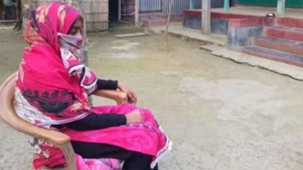 পুলিশ কনস্টেবলের বাড়িতে শিক্ষার্থীর অনশন