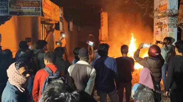 মির্জা আজমের বাড়িতে আগুন