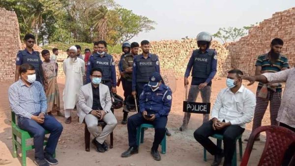 অবৈধ ইটভাটা থেকে ০৩ লাখ টাকা জরিমানা আদায়