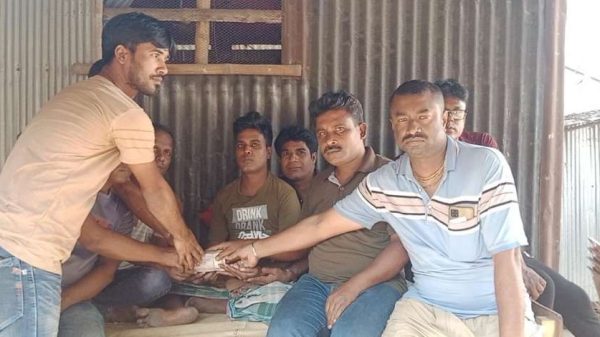 কালীগঞ্জে অসুস্থ অলংকার প্রস্তুতকারি শ্রমিকের পাশে মালিক-শ্রমিক