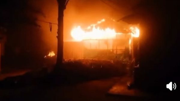 খুলনার দিঘলিয়ার গাজিরহাট ইউপি চেয়ারম্যানের বাড়ি সহ কয়েকটি বাড়িতে অগ্নিসংযোগ