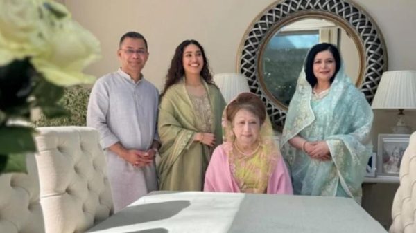 পারিবারিক আনন্দঘন মুহূর্তের ছবি