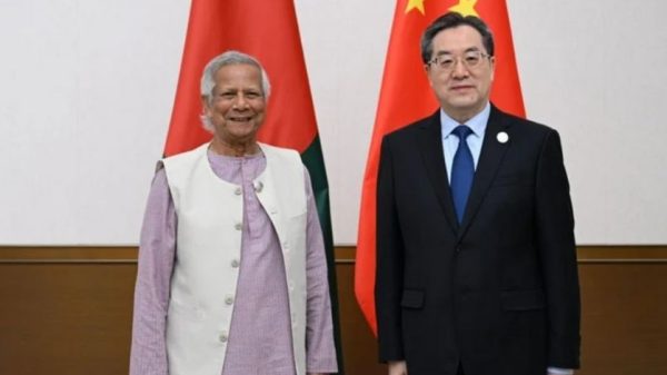 চীনের নির্বাহী ভাইস-প্রিমিয়ার ডিং জুয়েশিয়াং ও প্রধান উপদেষ্টা অধ্যাপক মুহাম্মদ ইউনূস বৈঠক করেছেন। ছবি: সংগৃহীত
