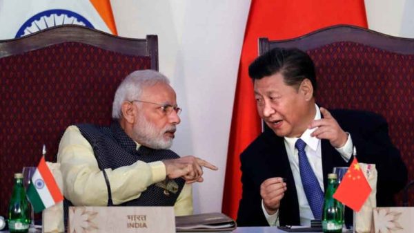 ভারতের পধানমন্ত্রী নরেন্দ্র মোদি (বামে), চীনের প্রেসিডেন্ট শি জিনপিং