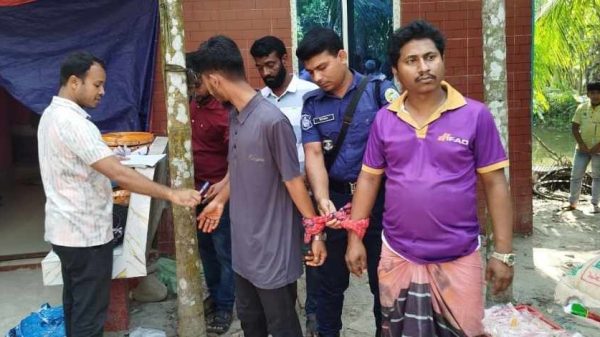 ভেজাল খাবার তৈরির কারখানায় ভ্রাম্যমান আদালতের অভিযান