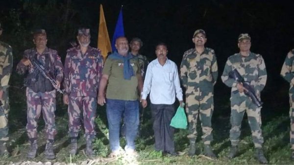 মহেশপুর সীমান্তে বিজিবি বিএসএফ'র পতাকা বৈঠকে দুই বাংলাদেশী নাগরিক দু'জন হলো শ্যামল বিশ্বাস (৬৬) ও রতন সরকার (৫৮) কে হস্তান্তর।