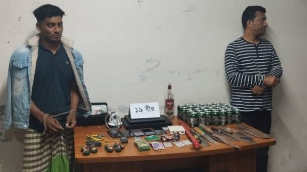 মুন্সীগঞ্জে যৌথ বাহিনীর অভিযানে মাদক-অস্ত্রসহ আটক ২