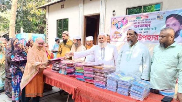 মুন্সীগঞ্জে ঈদ আনন্দ ছড়িয়ে দিতে অসহায়দের মাঝে বস্ত্র বিতরণ